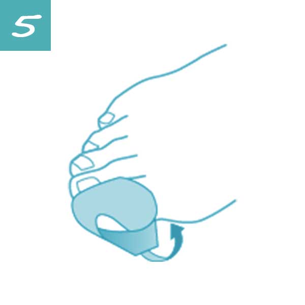 Close the plaster by folding the wings on the big toe